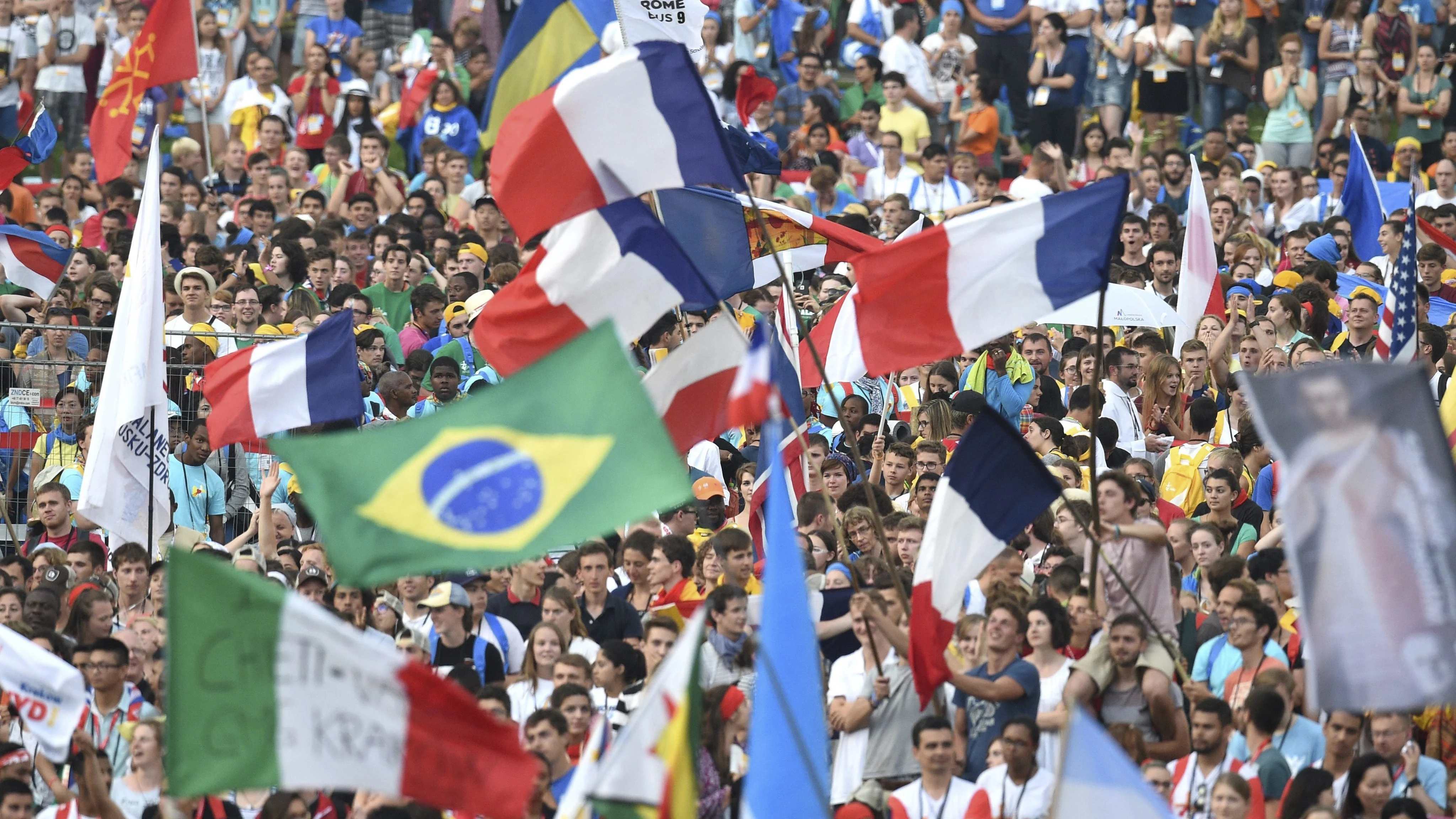 Varios peregrinos durante la santa misa inaugural de la XXXI Jornada Mundial de la Juventud (JMJ) en Cracovia, Polonia.