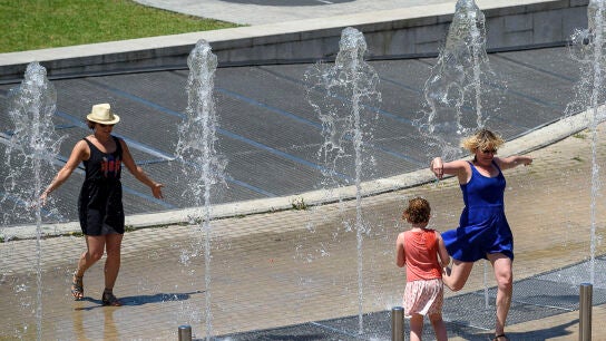  La escasa ventilaci&oacute;n, las horas de insolaci&oacute;n y la ausencia de precipitaciones favorecer&aacute;n en los pr&oacute;ximos d&iacute;as un ascenso progresivo de las temperaturas, m&aacute;s acusado a partir del jueves, en que numerosas zonas de Espa&ntilde;a registrar&aacute;n valores por encima de los 40 grados.