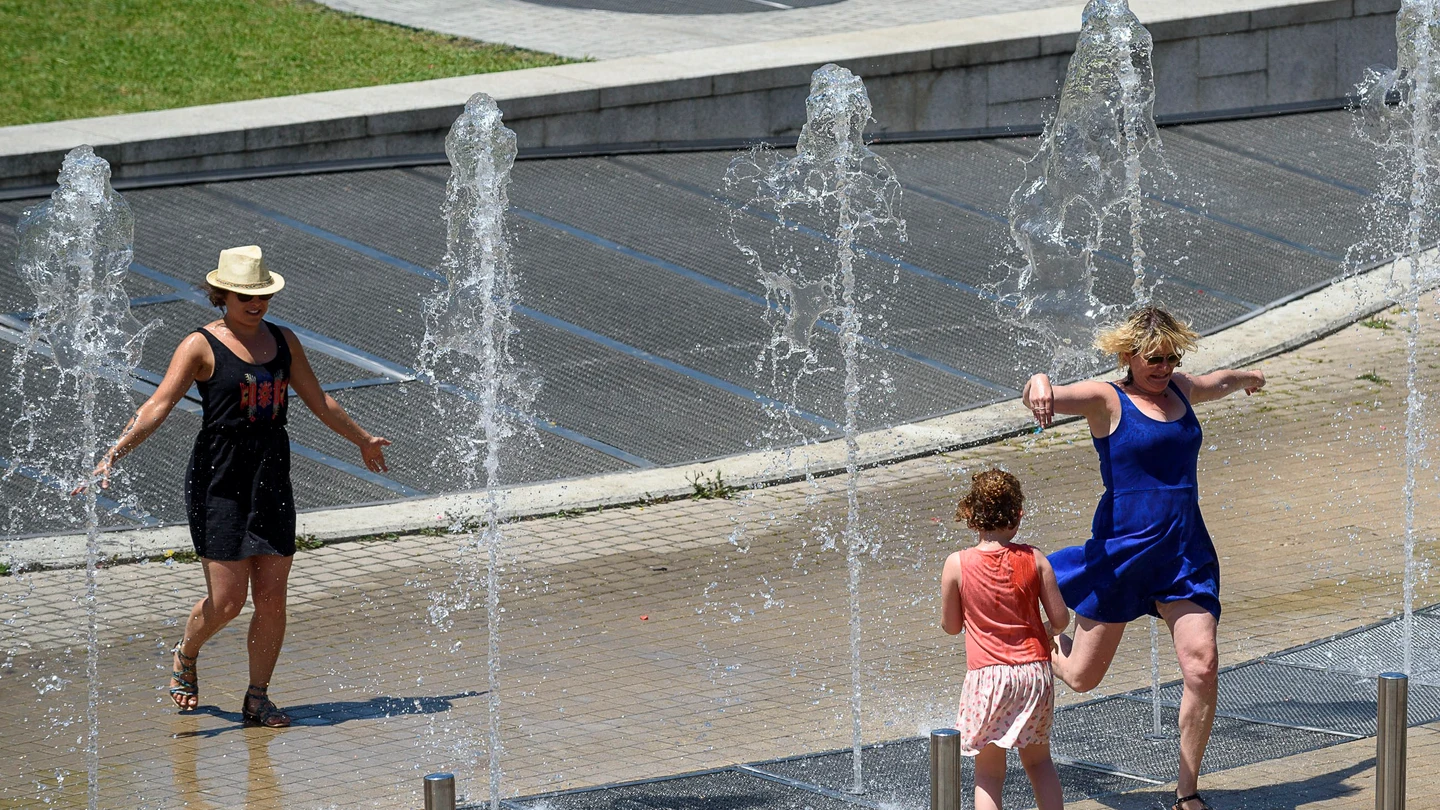 Fuente contra el calor La escasa ventilación, las horas de insolación y la ausencia de precipitaciones favorecerán en los próximos días un ascenso progresivo de las temperaturas, más acusado a partir del jueves, en que numerosas zonas de España registrarán valores por encima de los 40 grados.