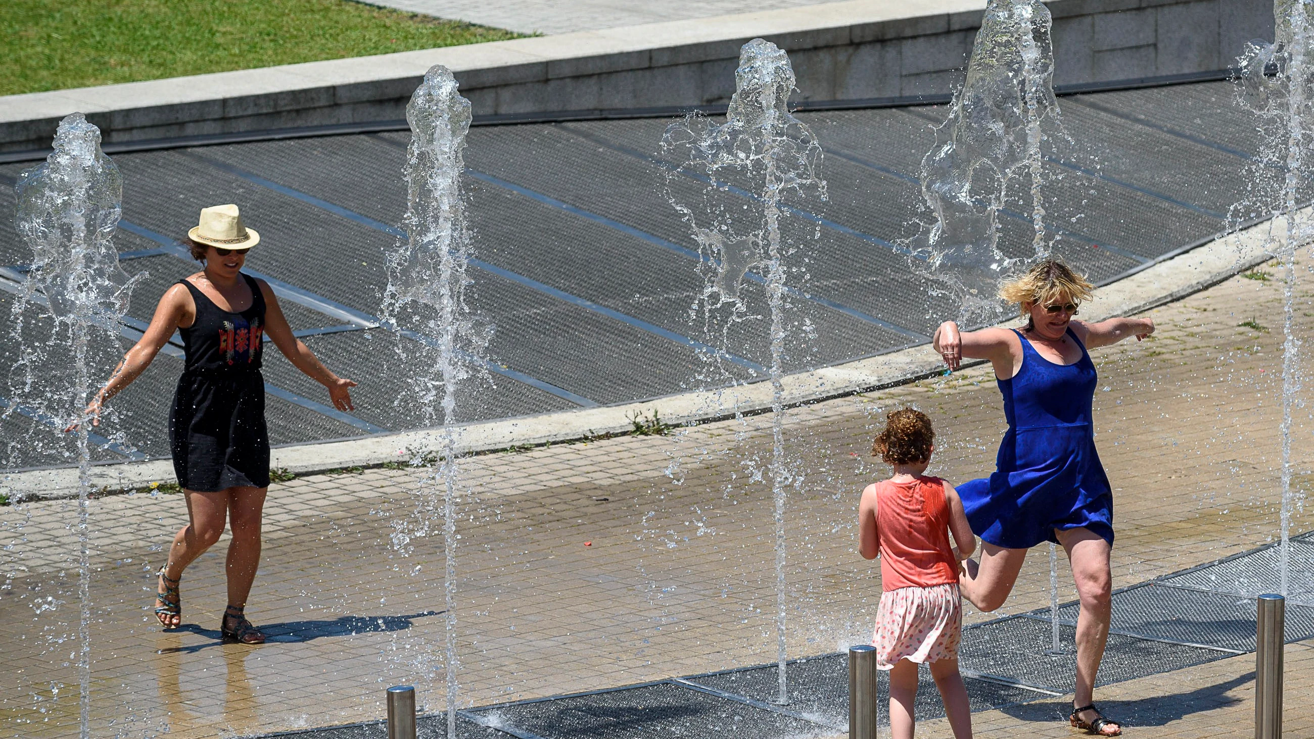 Fuente contra el calor La escasa ventilación, las horas de insolación y la ausencia de precipitaciones favorecerán en los próximos días un ascenso progresivo de las temperaturas, más acusado a partir del jueves, en que numerosas zonas de España registrarán valores por encima de los 40 grados.