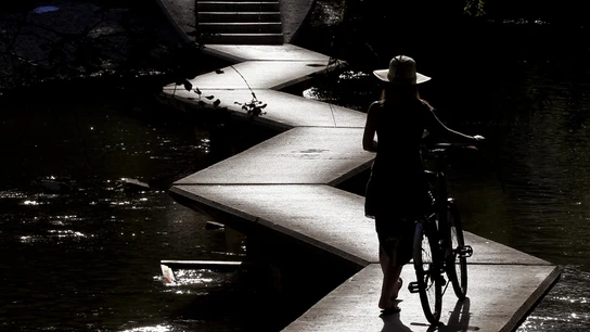 Una joven con una bicicleta Una joven con una bicicleta