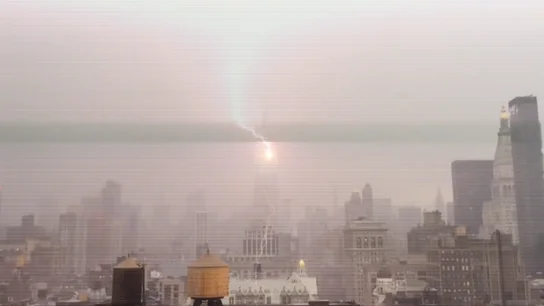 Cae un rayo sobre el Empire State de Nueva York. Cae un rayo sobre el Empire State de Nueva York.