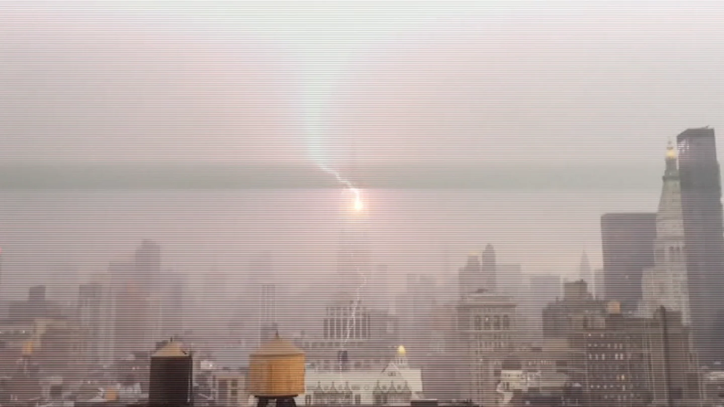 Cae un rayo sobre el Empire State de Nueva York. Cae un rayo sobre el Empire State de Nueva York.