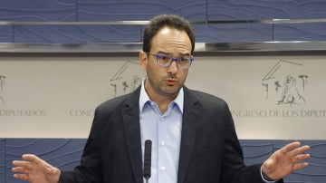Antonio Hernando durante una rueda de prensa en el Congreso