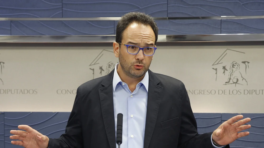 Antonio Hernando durante una rueda de prensa en el Congreso