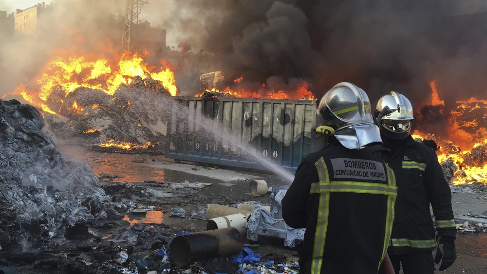 Bomberos sofocando el fuego.