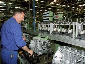 Un operario trabaja en la cadena de montaje de la fábrica Ford de Almusafes Un operario trabaja en la cadena de montaje de la fábrica Ford de Almusafes