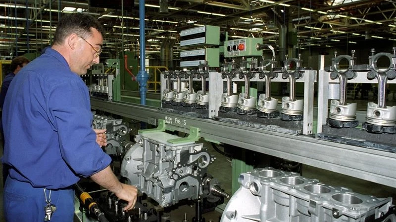 Un operario trabaja en la cadena de montaje de la fábrica Ford de Almusafes