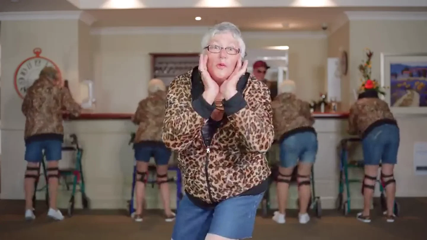 Frame 106.829111 de: ¿Has bailado alguna vez el 'Shake it Off' de Taylor Swift? Seguro que no tan bien como los ancianos de esta residencia Frame 106.829111 de: ¿Has bailado alguna vez el 'Shake it Off' de Taylor Swift? Seguro que no tan bien como los ancianos de esta residencia