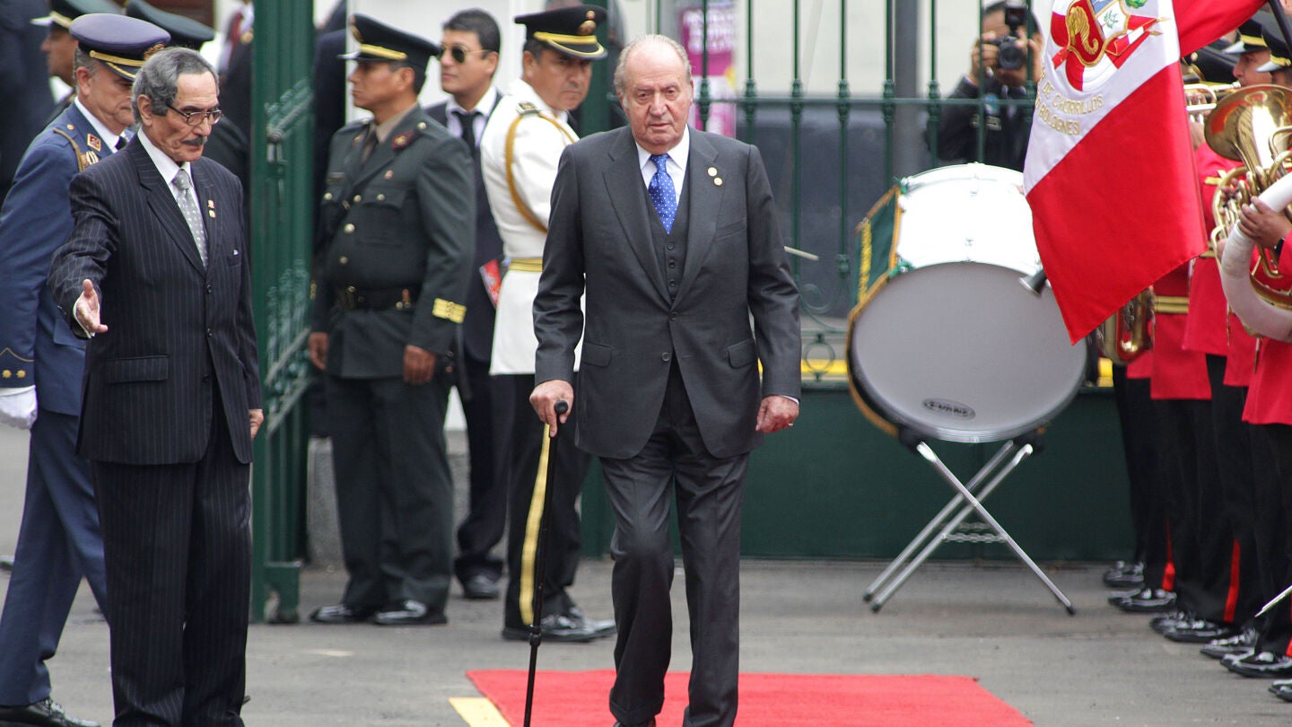 El rey em&eacute;rito Juan Carlos asiste a la ceremonia de investidura del presidente peruano