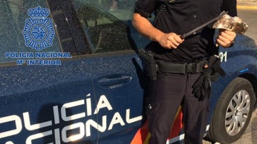 Cuchillo y hacha intervenidos por la Policía