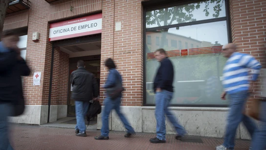 Varias personas entran a una oficina de empleo Varias personas entran a una oficina de empleo