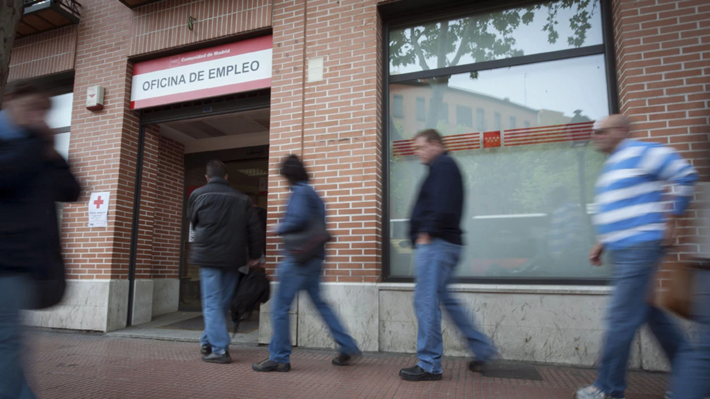 Varias personas entran a una oficina de empleo Varias personas entran a una oficina de empleo
