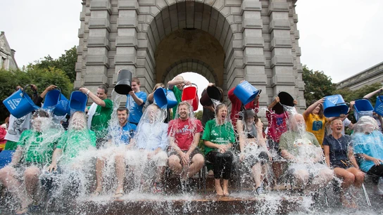 El reto Ice Bucket Challenge El reto Ice Bucket Challenge