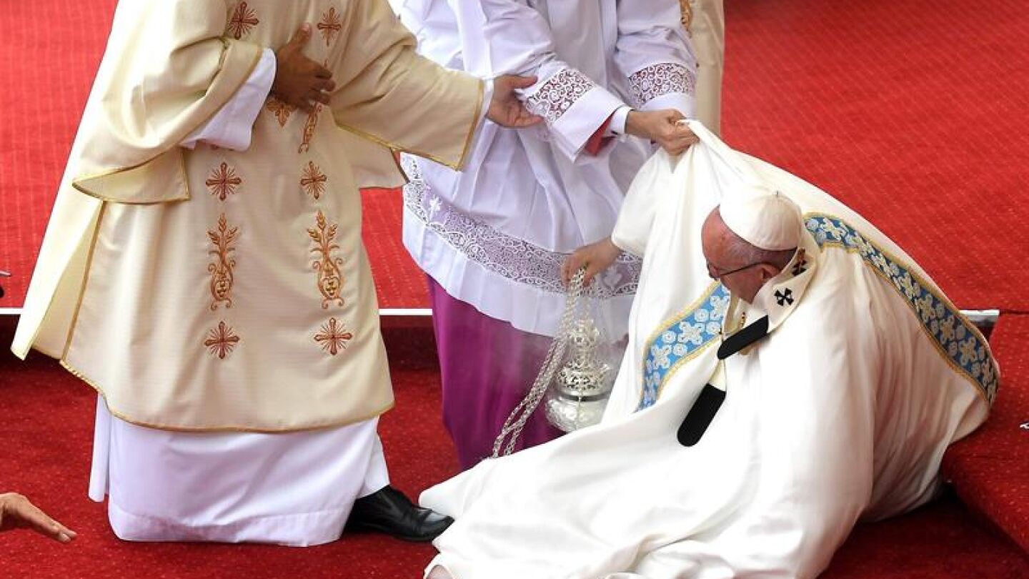 Aparatosa ca&iacute;da del papa Francisco.