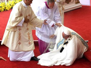 Aparatosa caída del papa Francisco. Aparatosa caída del papa Francisco.