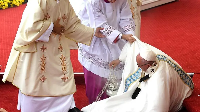 Aparatosa caída del papa Francisco.