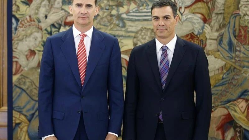 El Rey Feilpe VI con Pedro S&aacute;nchez