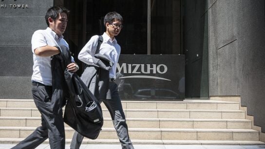 Dos trabajadores japoneses caminan por la calle