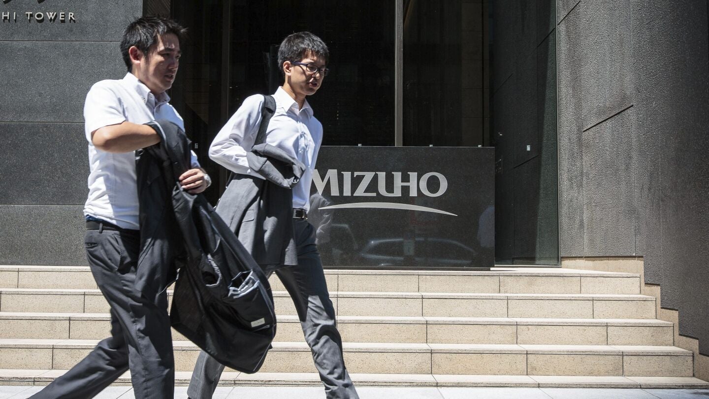 Dos trabajadores japoneses caminan por la calle