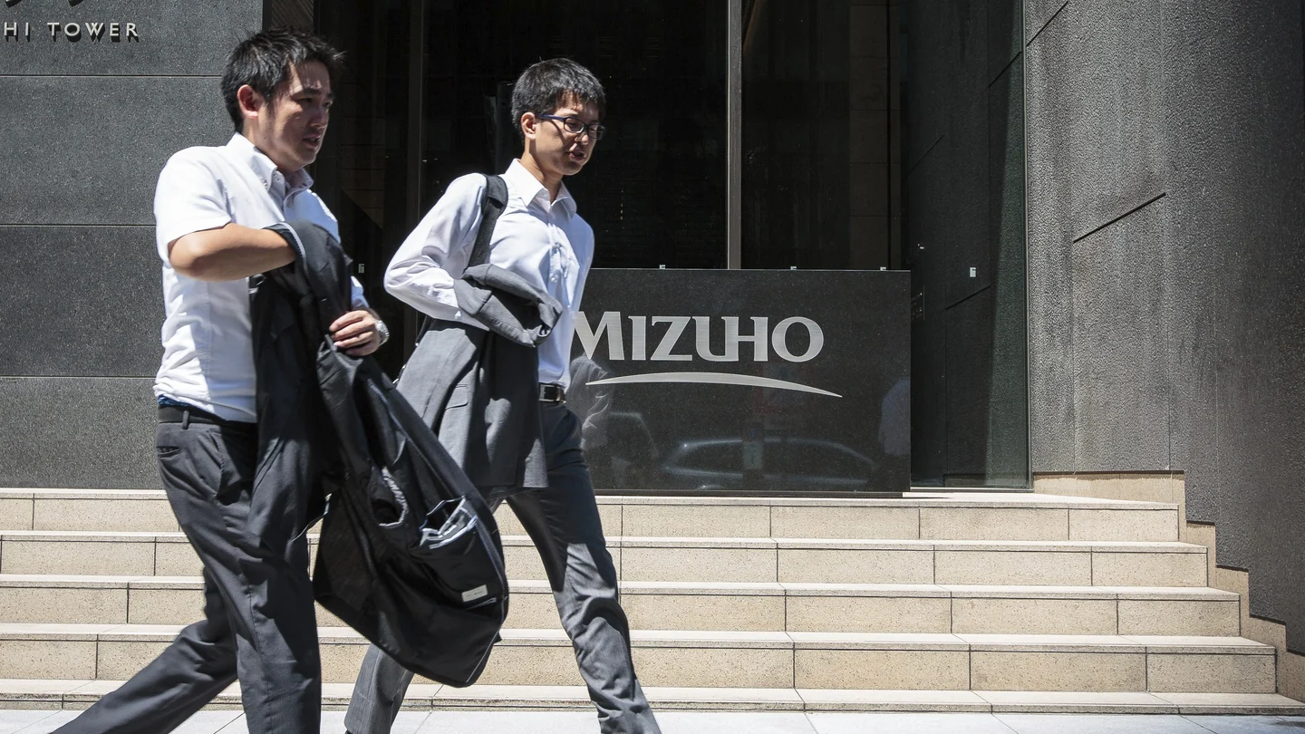Dos trabajadores japoneses caminan por la calle Dos trabajadores japoneses caminan por la calle