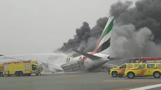 Avión de Emirates tras un aterrizaje forzoso en Dubái Avión de Emirates tras un aterrizaje forzoso en Dubái