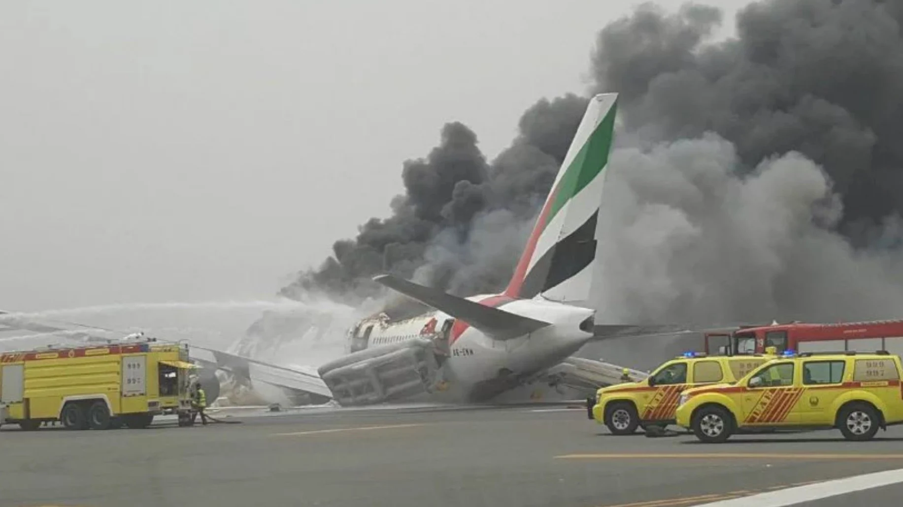 Avión de Emirates tras un aterrizaje forzoso en Dubái Avión de Emirates tras un aterrizaje forzoso en Dubái