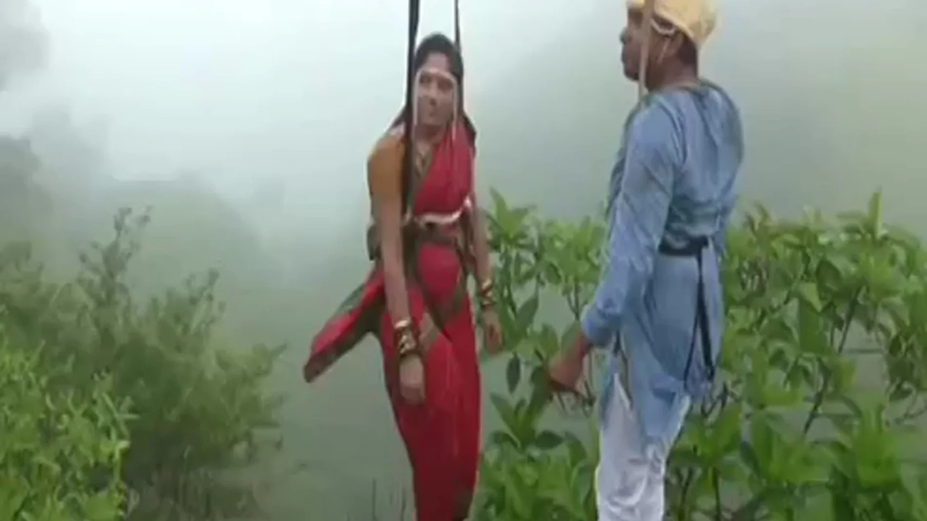 Frame 0.0 de: Una pareja se casa a 90 metros de altura en la India 