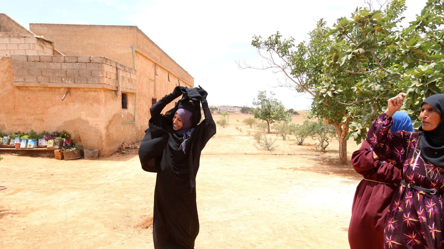 Una mujer siria se quita el niqab