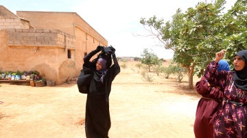Una mujer siria se quita el niqab