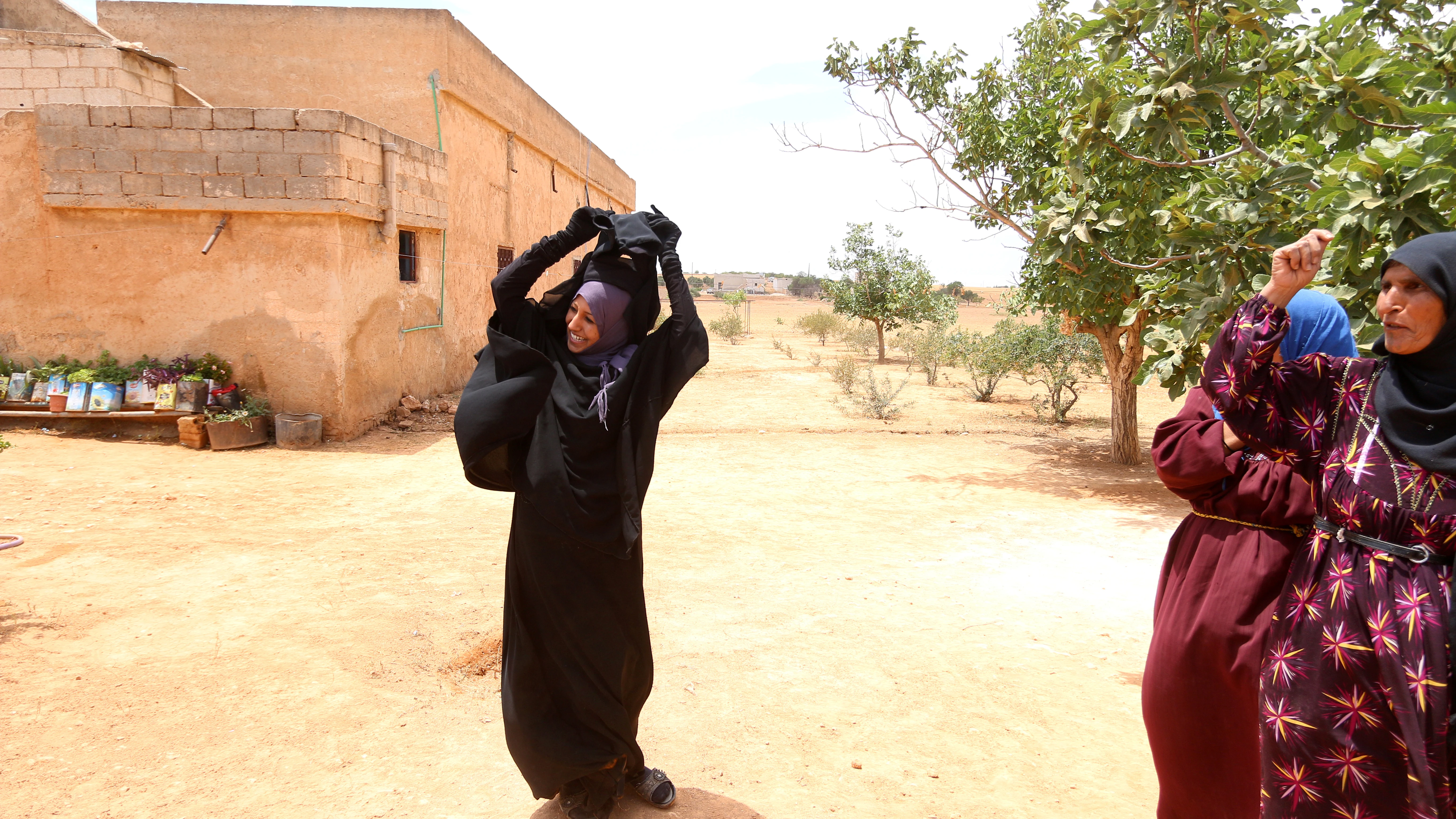 Una mujer siria se quita el niqab