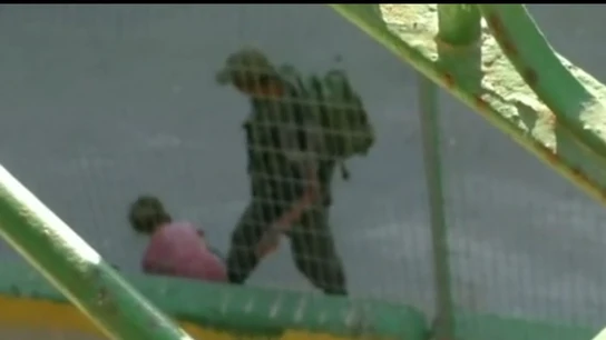 Un policía israelí quita la bicicleta a una niña palestina de ocho años Un policía israelí quita la bicicleta a una niña palestina de ocho años