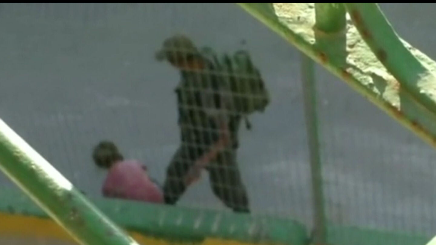 Un polic&iacute;a israel&iacute; quita la bicicleta a una ni&ntilde;a palestina de ocho a&ntilde;os