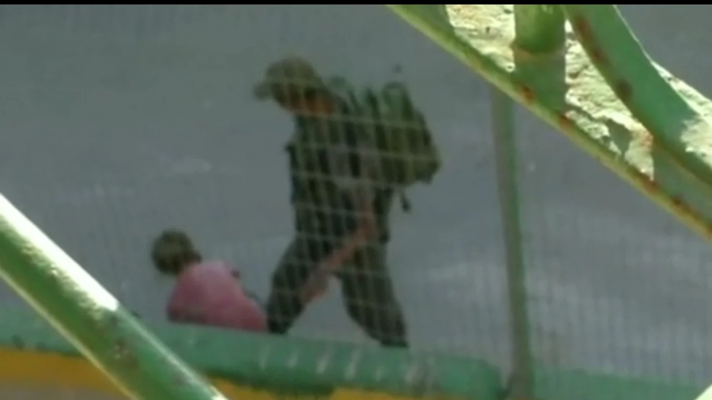 Un policía israelí quita la bicicleta a una niña palestina de ocho años Un policía israelí quita la bicicleta a una niña palestina de ocho años