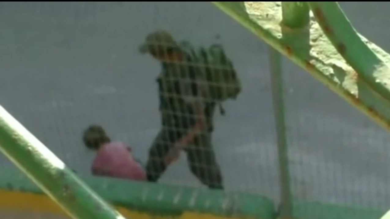 Un policía israelí quita la bicicleta a una niña palestina de ocho años Un policía israelí quita la bicicleta a una niña palestina de ocho años