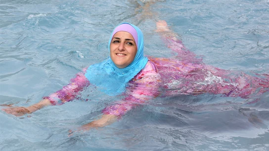 Mujer con un burkini Mujer con un burkini