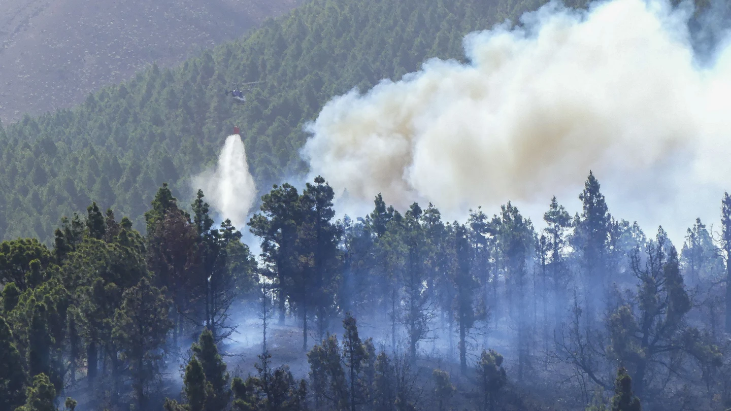 Vista del incendio forestal que arrasa la isla de La Palma Vista del incendio forestal que arrasa la isla de La Palma