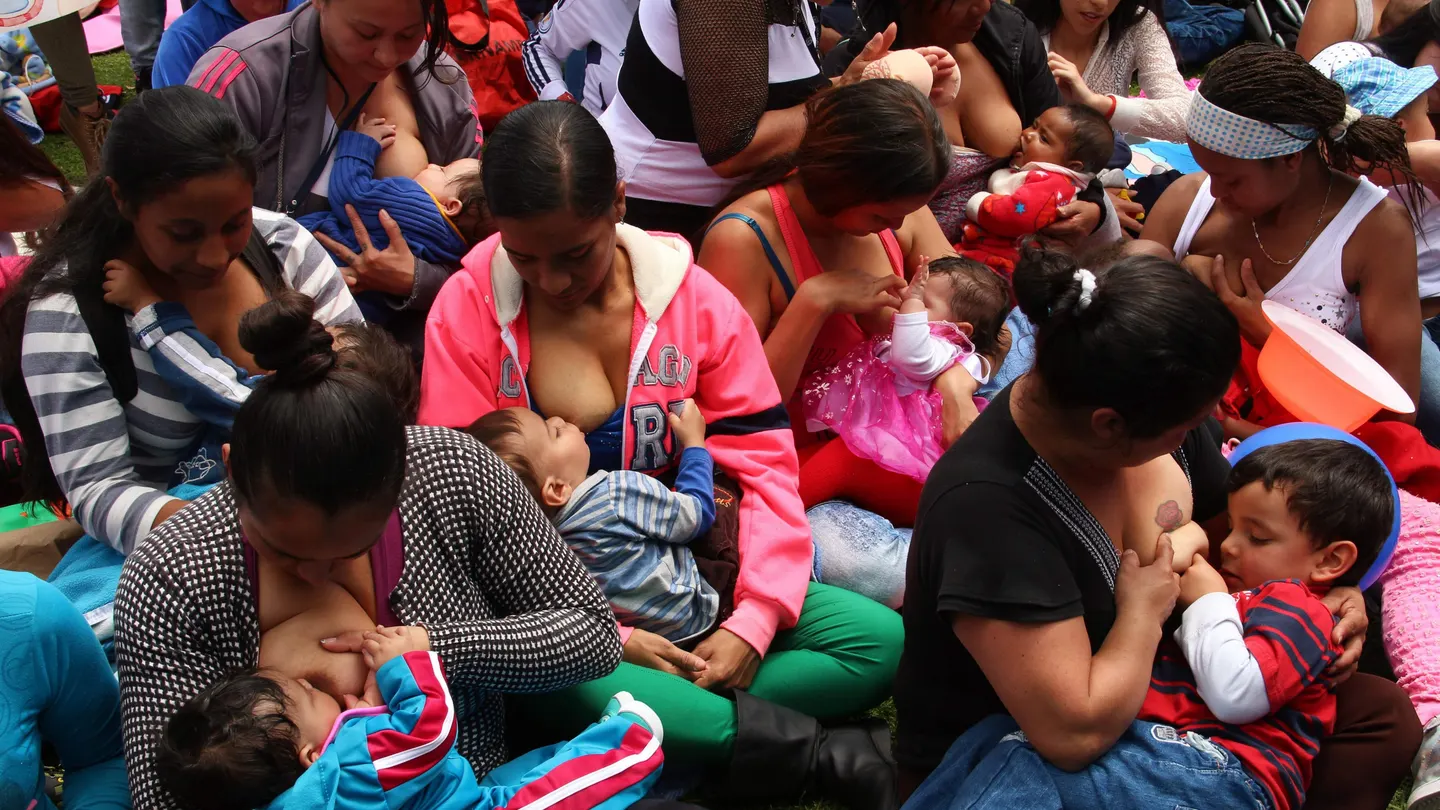 Mujeres lactantes y sus bebes se reúnen en el "tetatón" Mujeres lactantes y sus bebes se reúnen en el "tetatón"