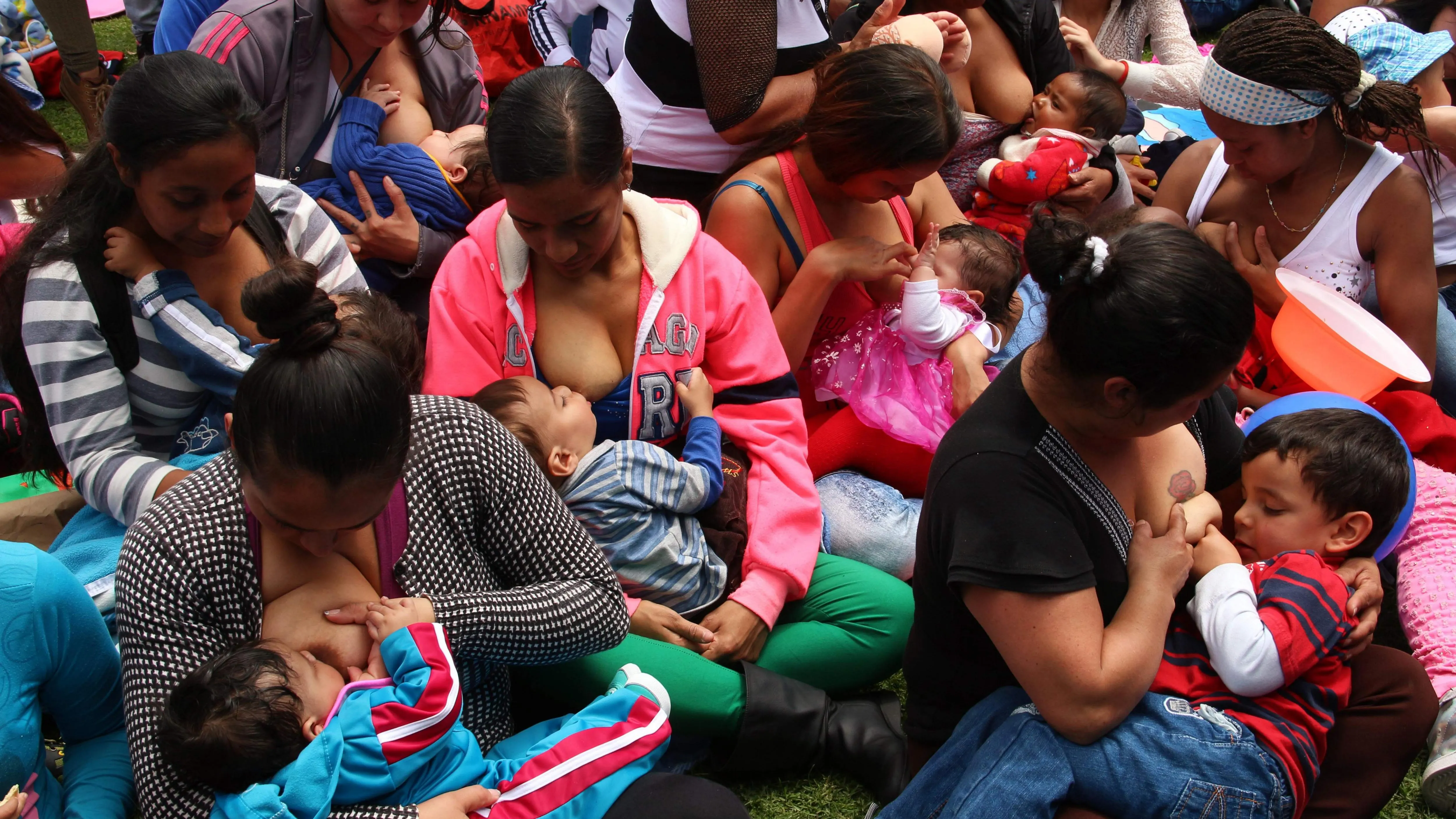 Mujeres lactantes y sus bebes se reúnen en el "tetatón"