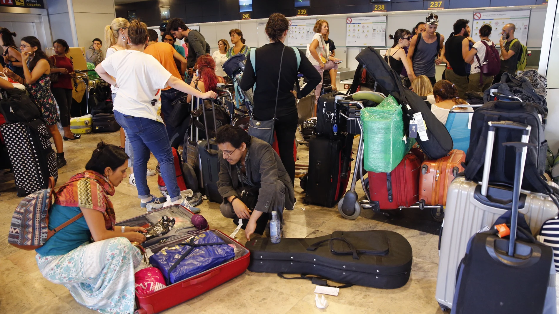 Mexicanos atrapados en el Aeropuerto de Madrid