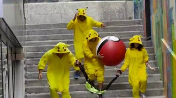 Un grupo de 'Pikachus' recorre las calles de Basilea para vengarse de los humanos