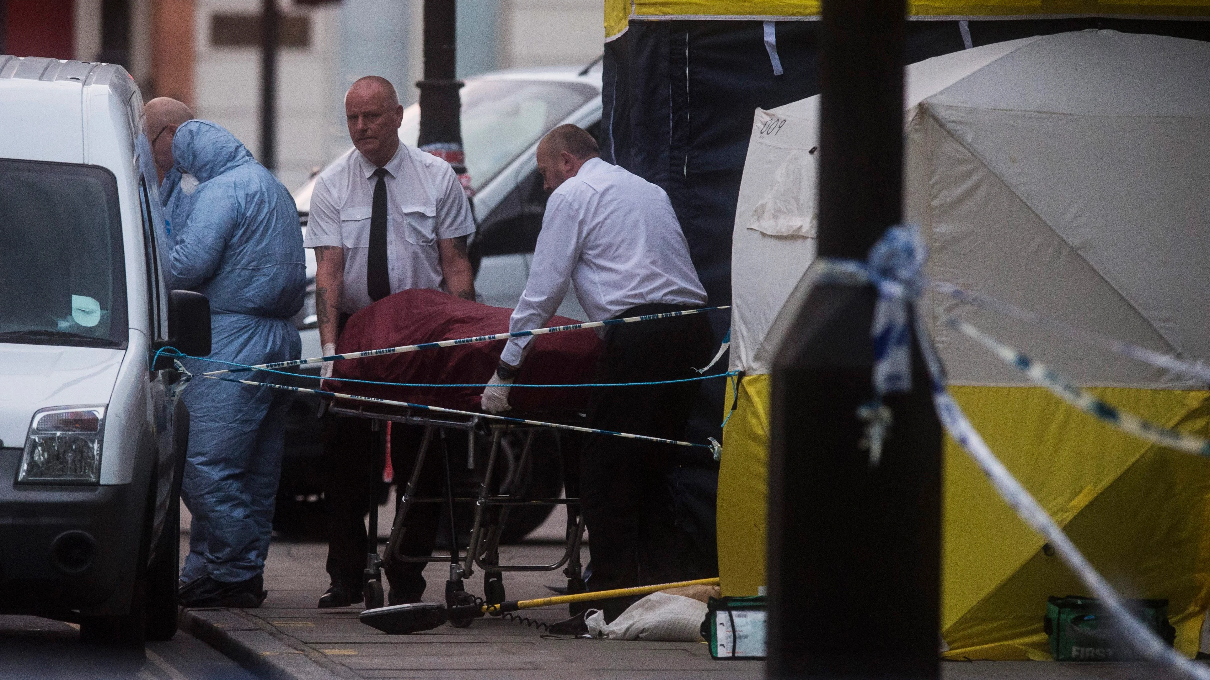 Investigadores retiran un cuerpo en la escena donde una mujer murió en Londres Investigadores retiran un cuerpo en la escena donde una mujer murió en Londres