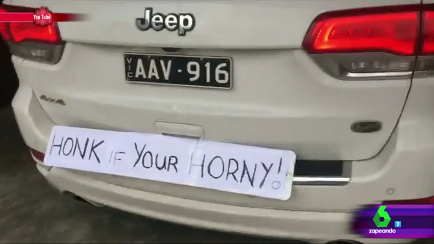 Frame 16.855969 de: La broma de un joven a su padre en el coche desata los nervios del conductor Frame 16.855969 de: La broma de un joven a su padre en el coche desata los nervios del conductor