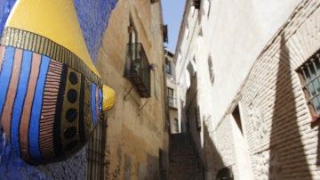 Un seno de colores en la calle de Toledo