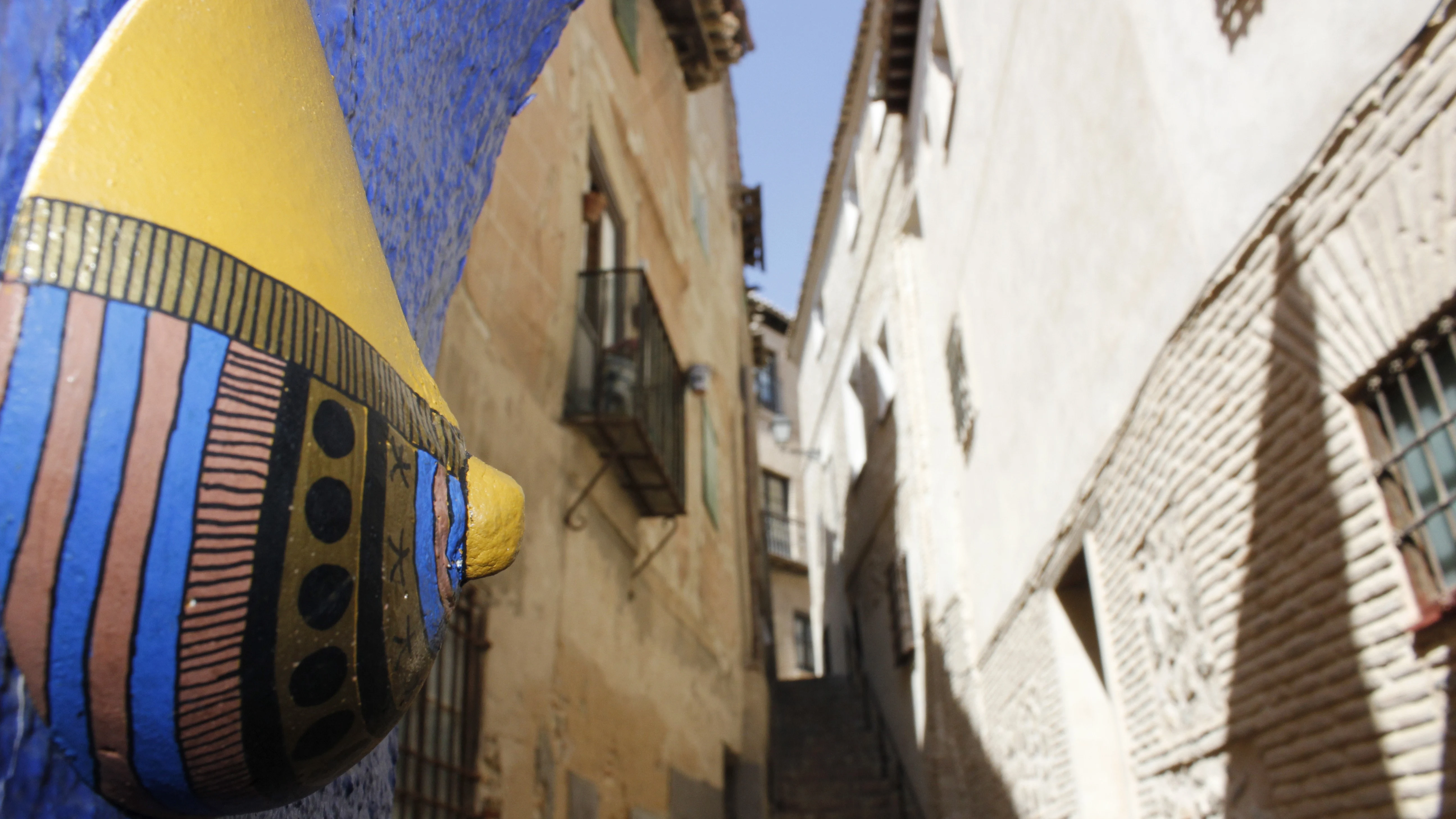 Un seno de colores en la calle de Toledo