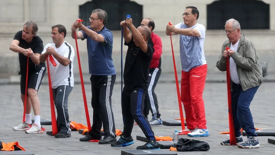 Pedro Pablo Kuczynski hace ejercicio junto a sus ministros Pedro Pablo Kuczynski hace ejercicio junto a sus ministros