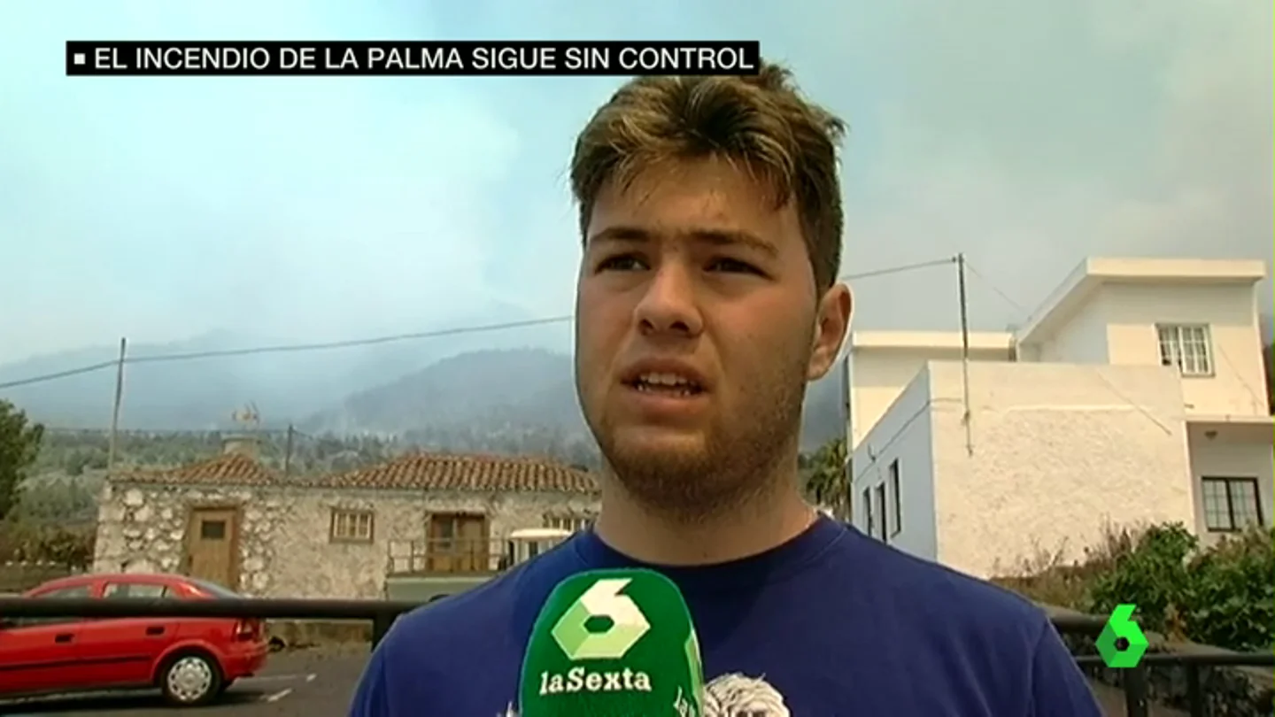 Los vecinos de La Palma viven con angustia el incendio que ya ha arrasado 2.000 hectáreas Los vecinos de La Palma viven con angustia el incendio que ya ha arrasado 2.000 hectáreas