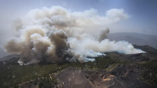 Fotografía aérea de un incendio forestal en Canarias Fotografía aérea facilitada por el Gobierno de Canarias del incendio