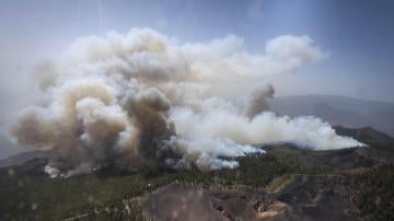 Fotografía aérea de un incendio forestal en Canarias