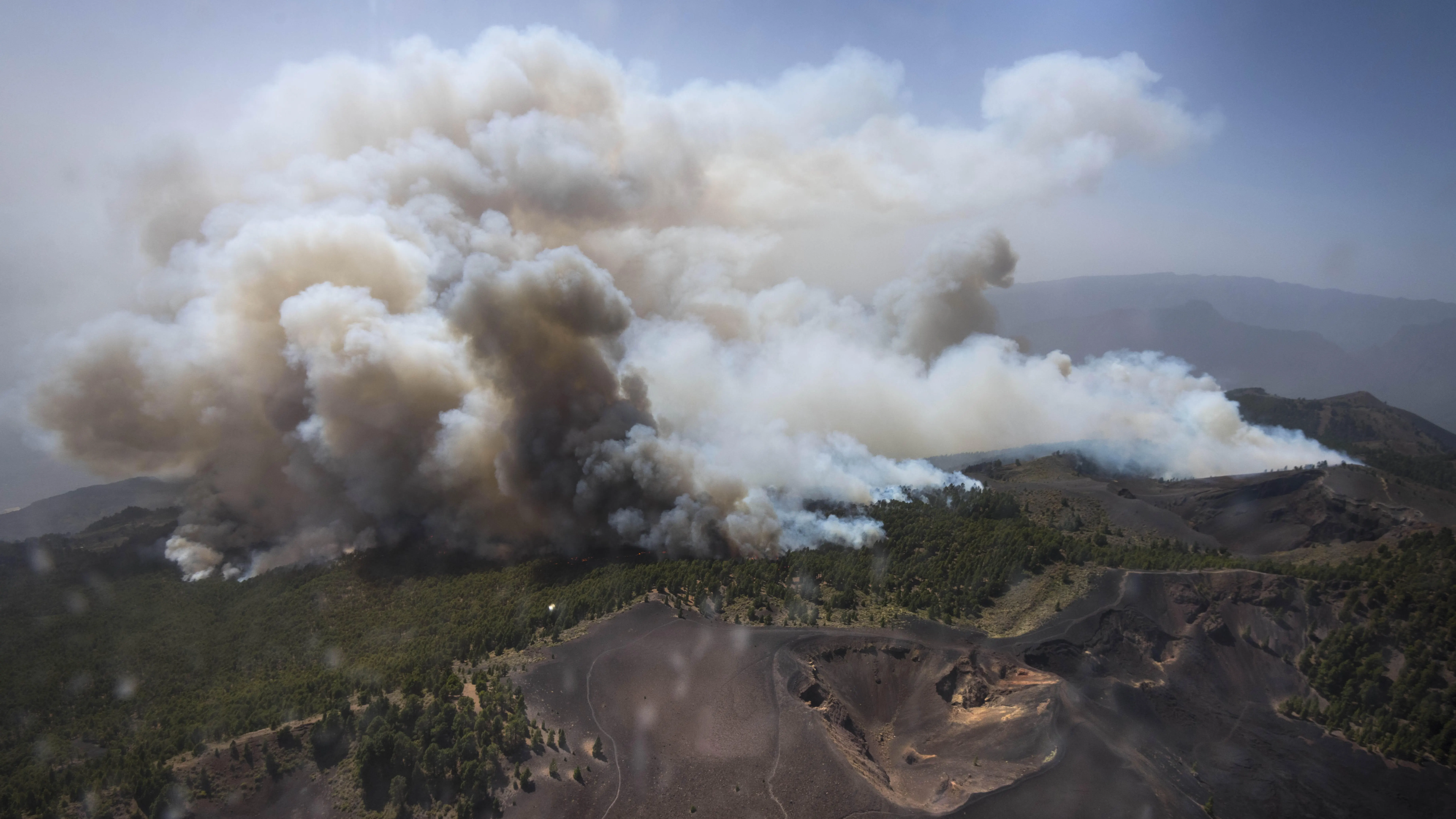 Fotografía aérea facilitada por el Gobierno de Canarias del incendio